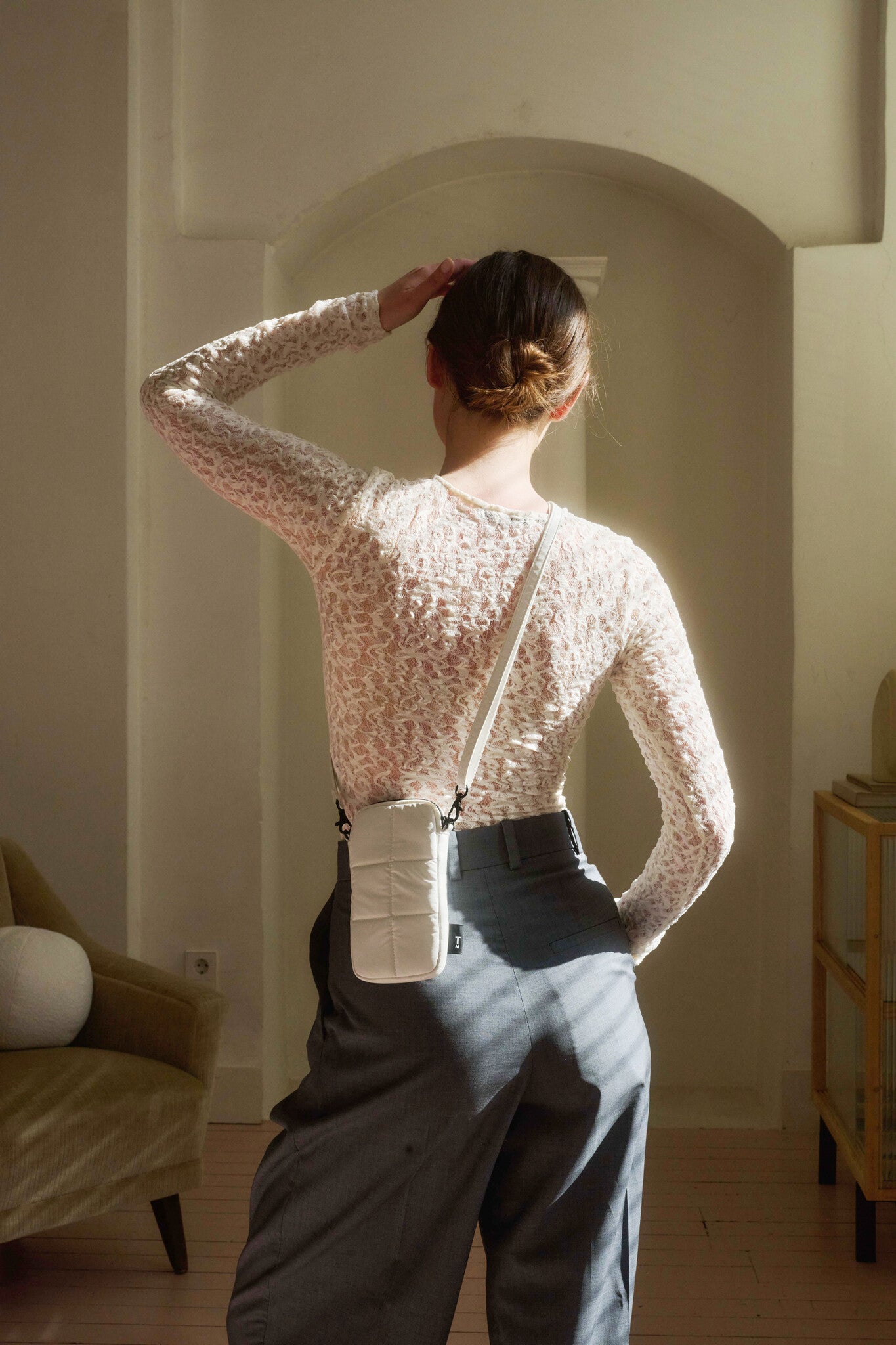 Luce Puffy phone pouch - White