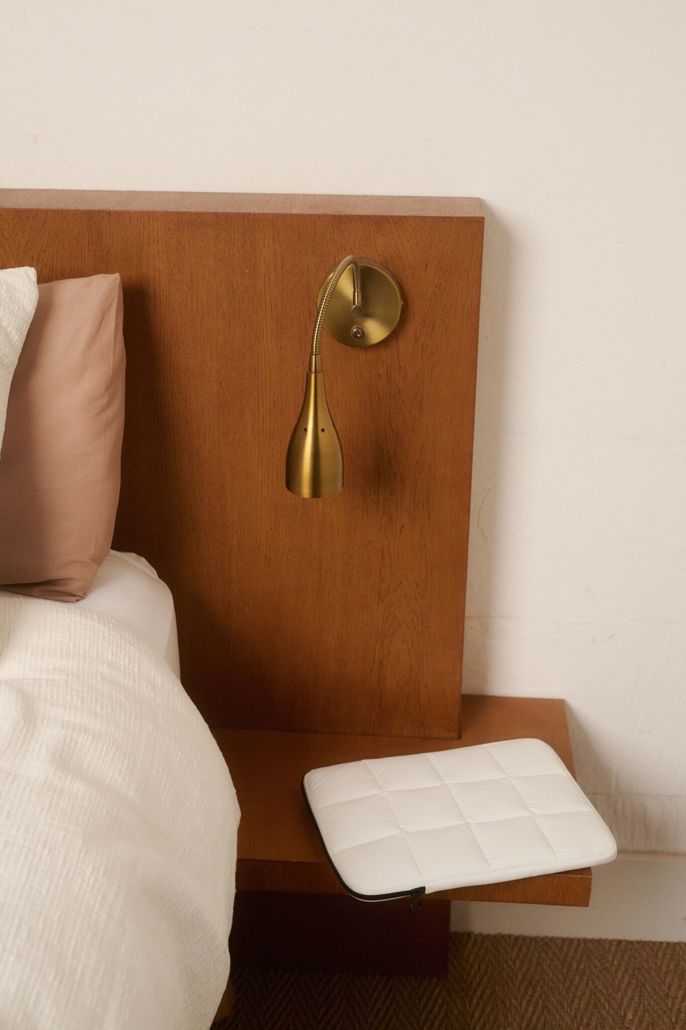 Senna Puffy laptop Pouch - White