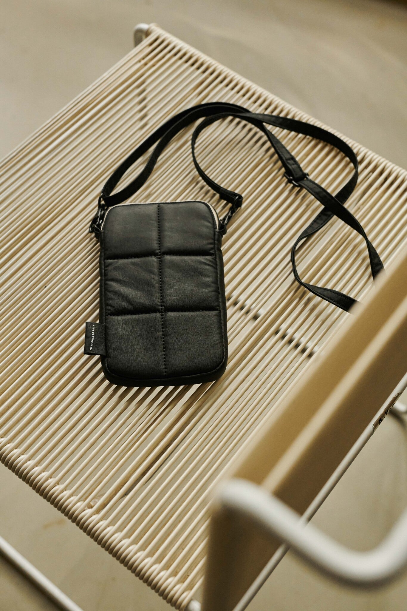 Luce Puffy phone pouch - Black