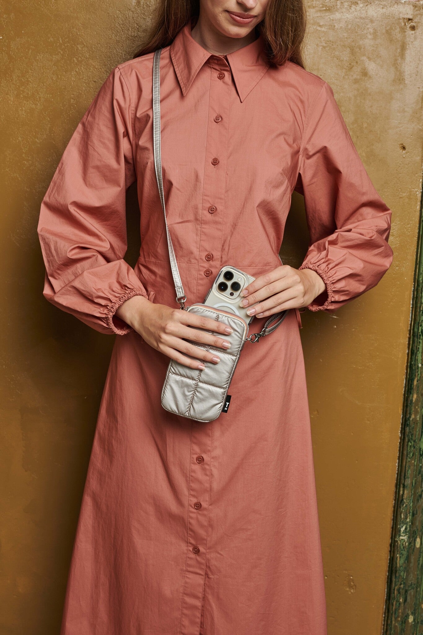 Luce Puffy phone pouch - Greige Gold - nylon