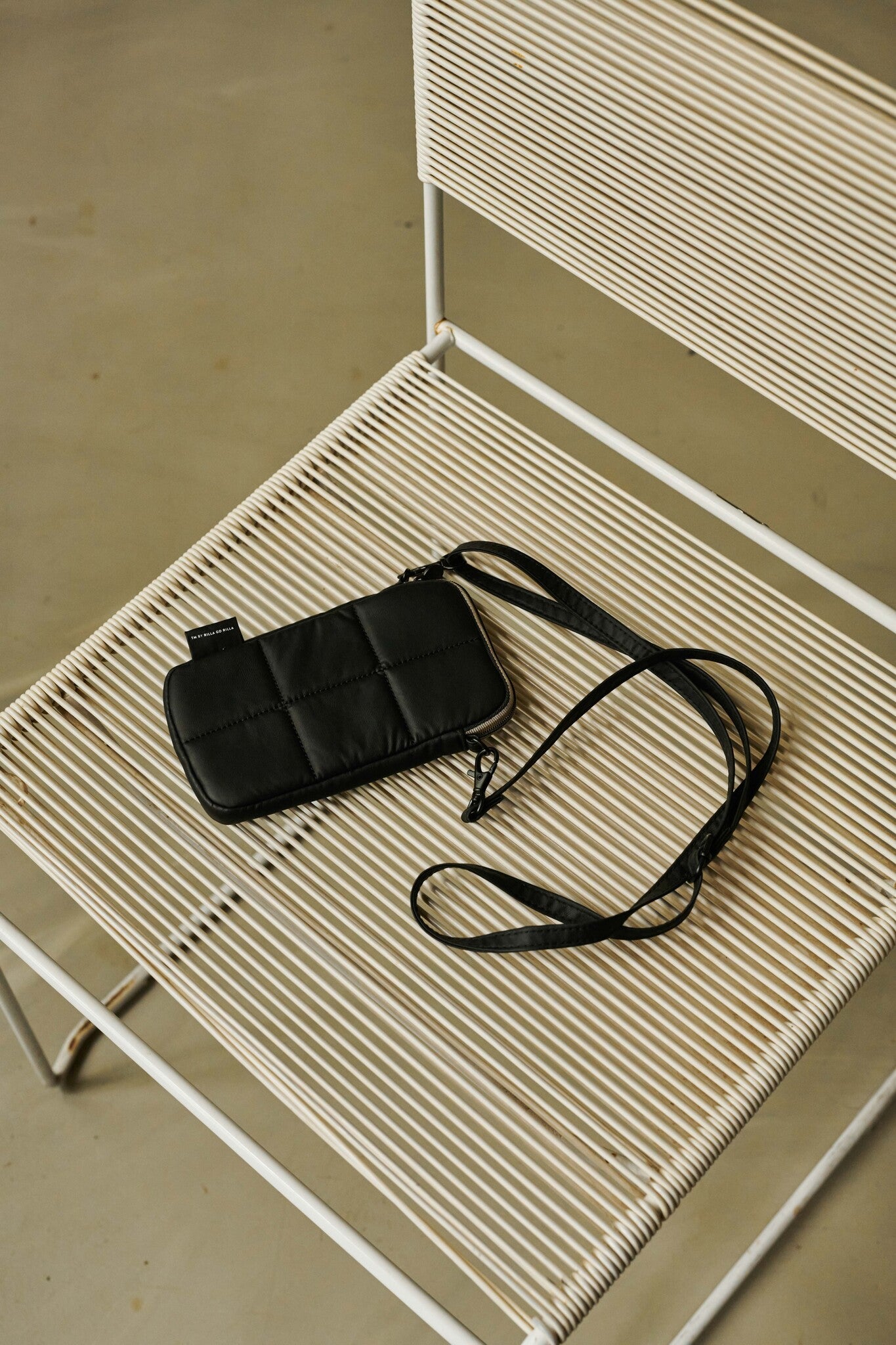 Luce Puffy phone pouch - Black