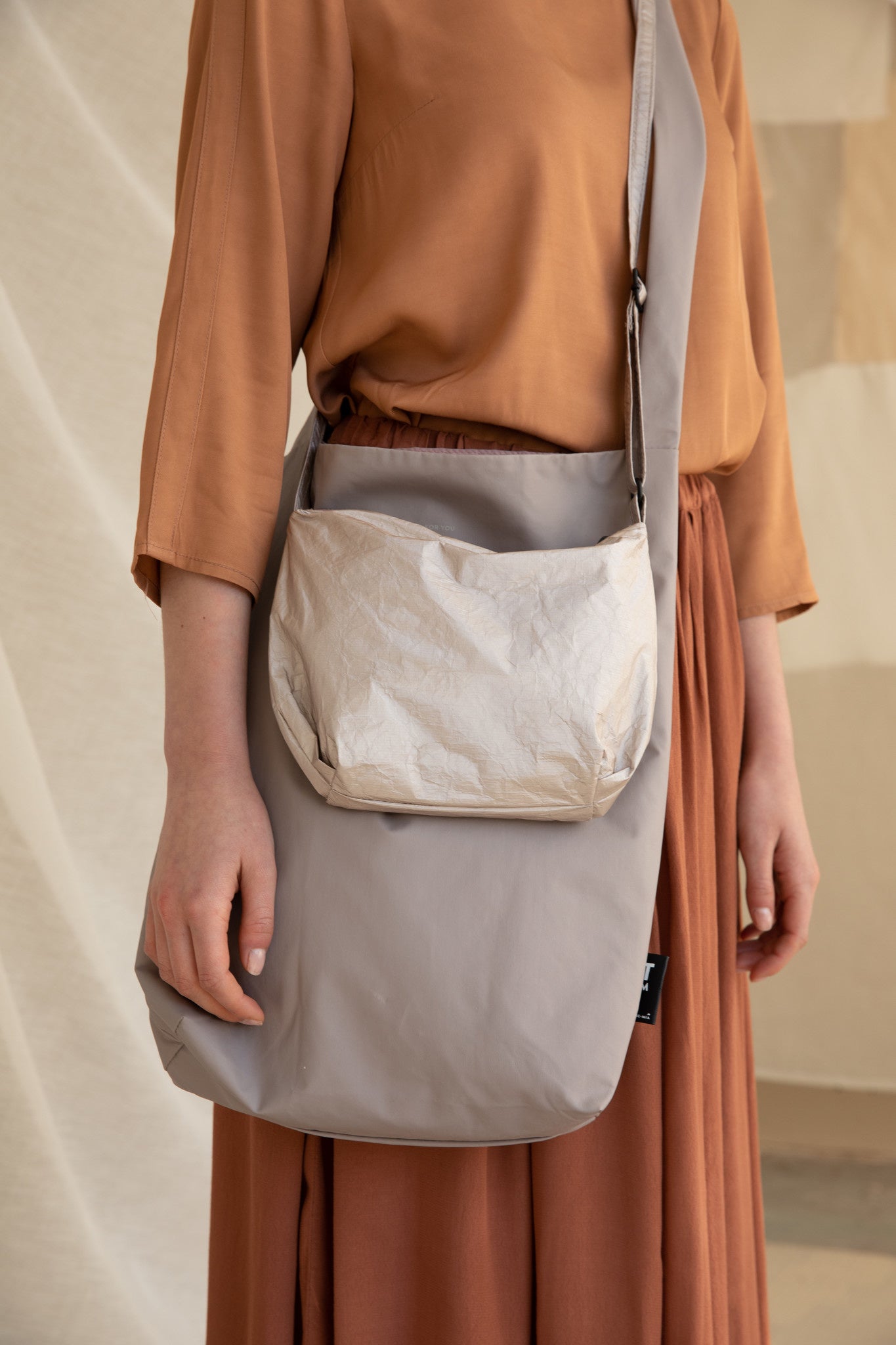 Cross Body Feel Good Baggy - Tyvek Dusty Gold
