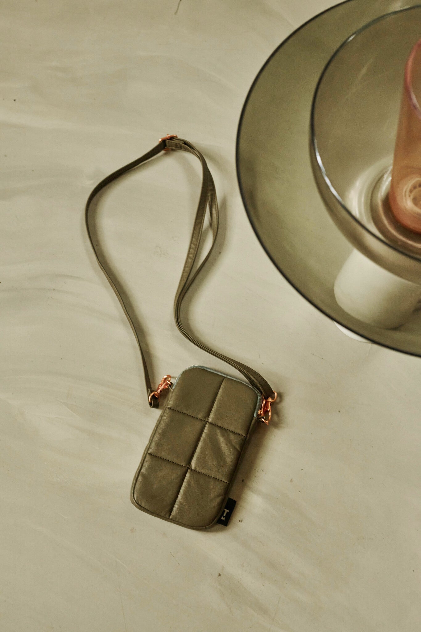 Luce Puffy phone pouch - Capers