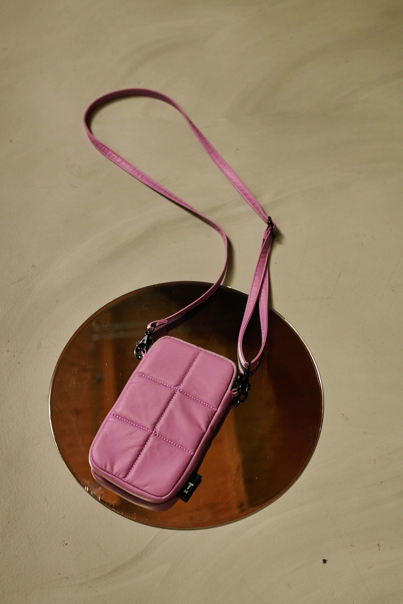 Luce Puffy phone pouch - Pale Pansy